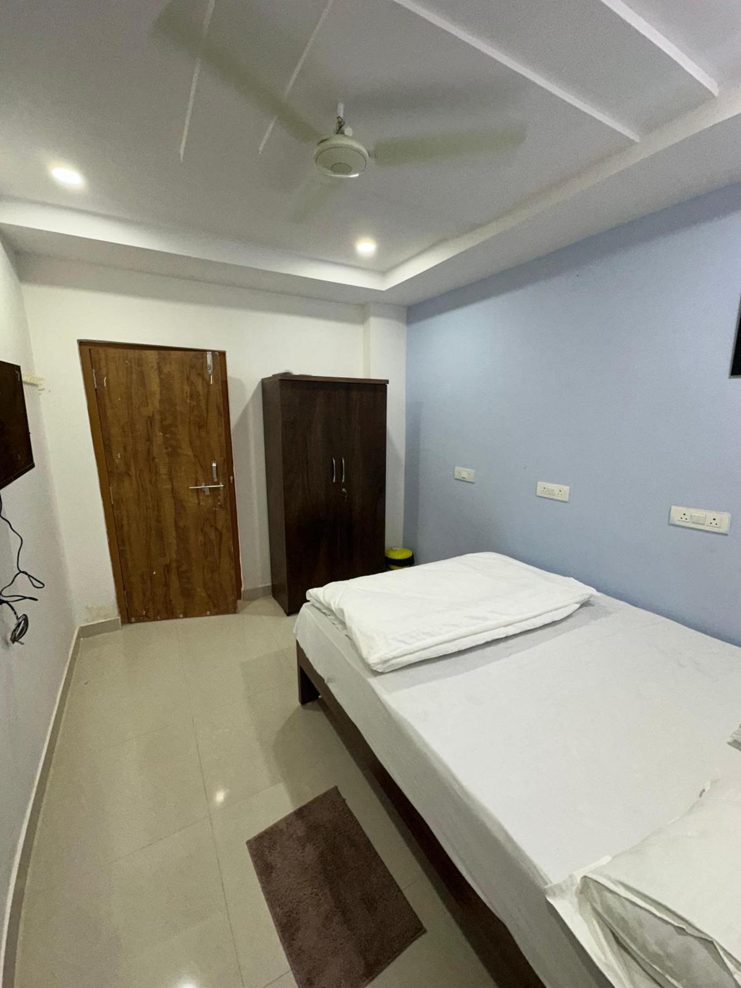 Cosmic Hotel & Guest House Gachibowli Raidurg Haidarábád Kültér fotó